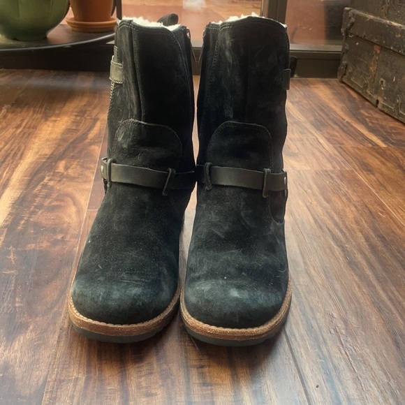 UGG Australia 5604 Black ENDELL Harness Biker Suede Shearling Boots Size 6.5 - Picture 6 of 17